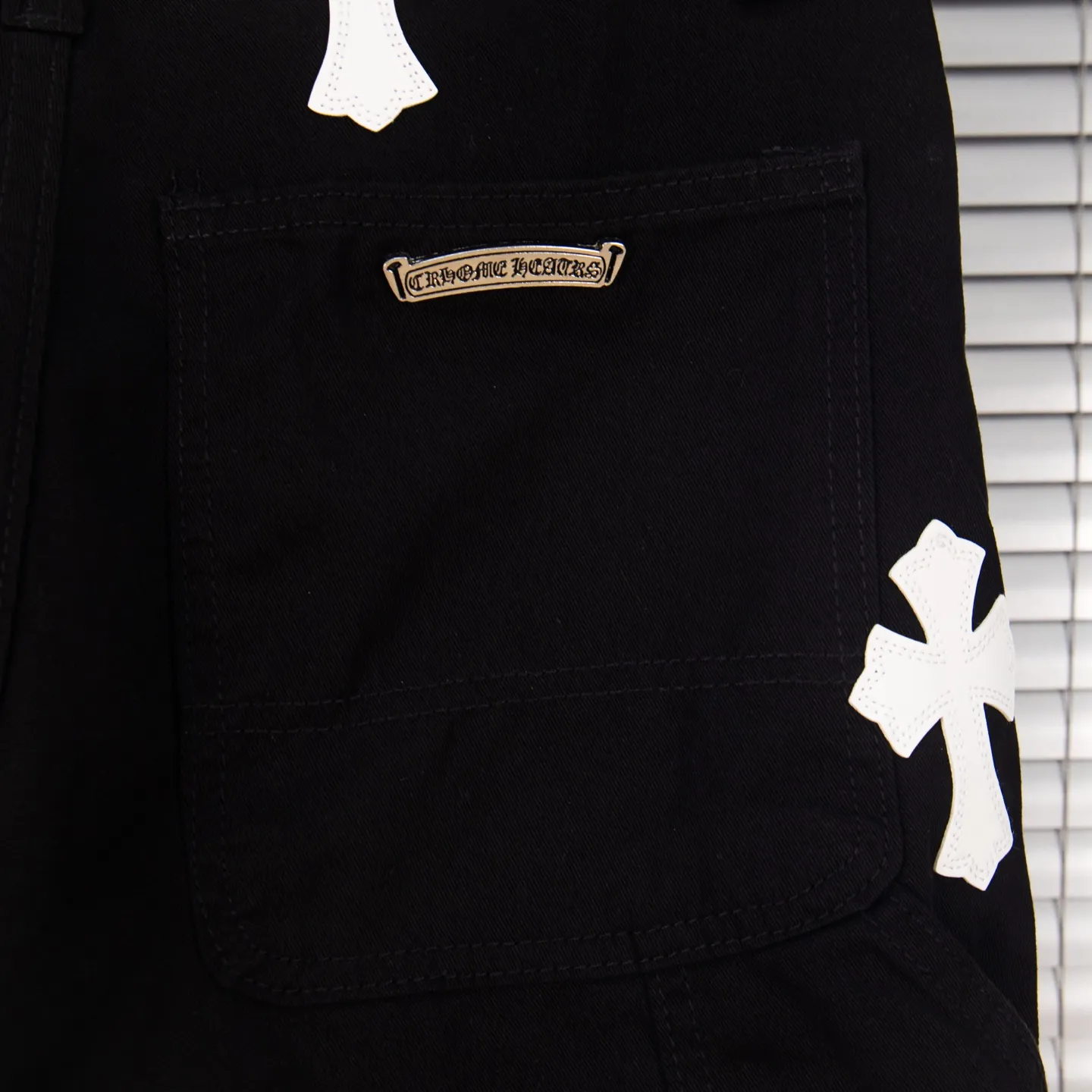 P260 Chrome Hearts Chrome Hearts black denim with white and blue multi-leather hot jeans. CH jeans need to be washed and then disassembled and hand-stitched with sheepskin cross leather and then spliced ​​to complete. The whole piece has too many craftsmanship to explain. The patchwork cross pattern is embellished, and the high-waisted washed jeans! ! Absolutely high-end luxury products, god-level single products, super popular products, made with top heavy industry, a magic weapon that cannot be missed. About Kroxin This is an extremely luxurious fashion brand, which can also be called the aristocrats of the high street. It has always been an exclusive brand for some hipsters or rich second generation. Compared with ordinary high streets, it is more luxurious and noble. Compared with luxury brands, it has a more fashionable personality and has always been a brand that I have a special liking for. Style number: 1765# Color: black Size: 28 30 32 34 36